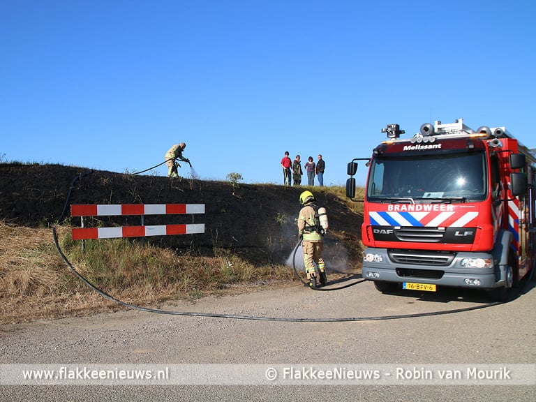Stuk dijk in brand bij Melissant