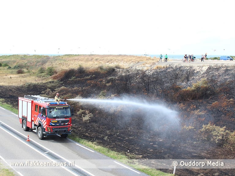 Stuk duin in brand op de Brouwersdam