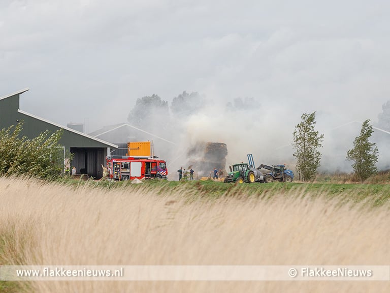 Hooibalen in brand op erf Melissant