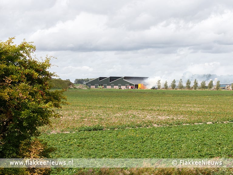 Hooibalen in brand op erf Melissant