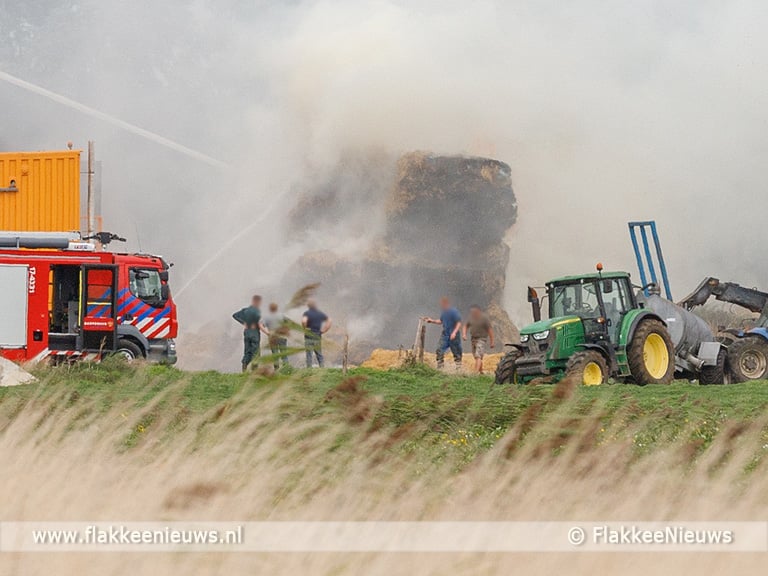 Hooibalen in brand op erf Melissant