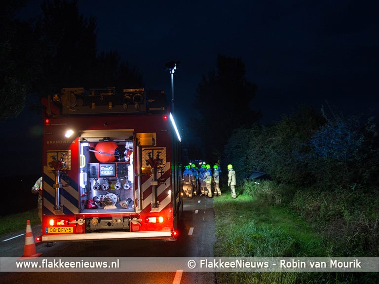 Hulpdiensten treffen lege auto aan naast de weg