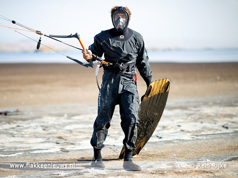 Sommelsdijker Roderick Pijls kitesurft op giftig heet meer