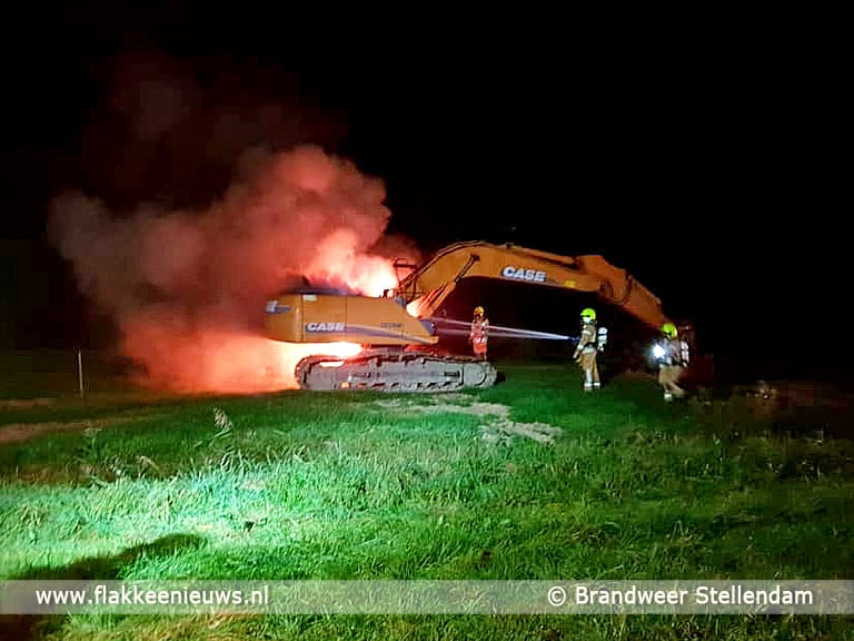Graafmachine in brand bij Stellendam
