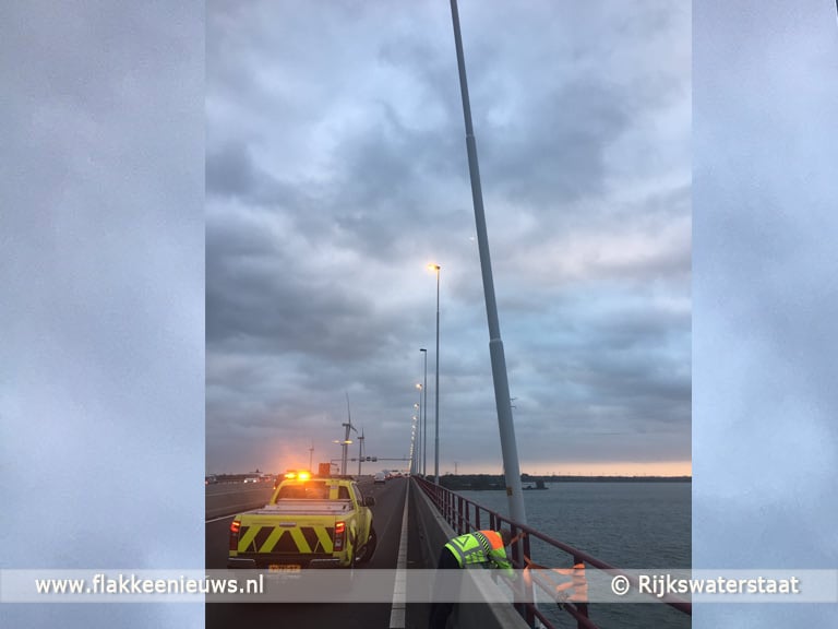 Verkeerschaos A29 door loszittende lantaarnpaal