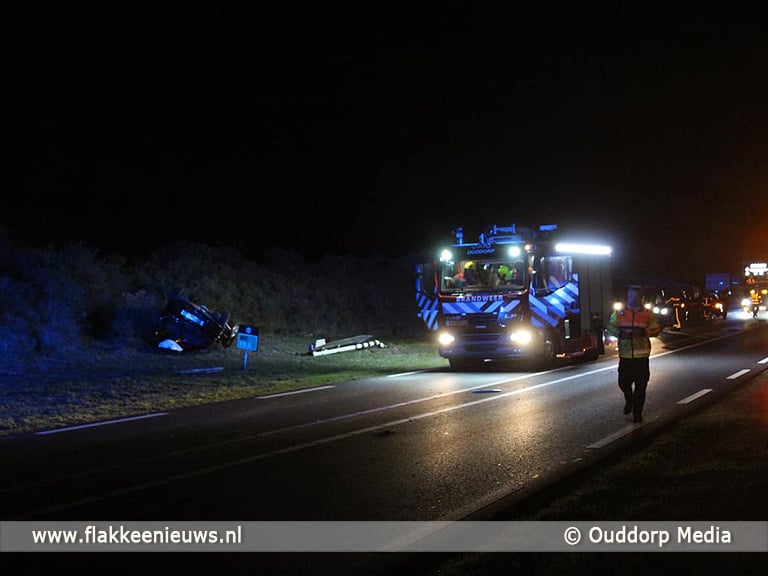Auto over de kop bij N57 Brouwersdam