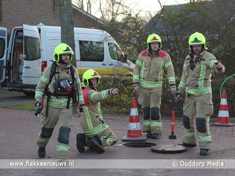Ontsnapt gas trekt door riolering Duinkerkerweg Ouddorp