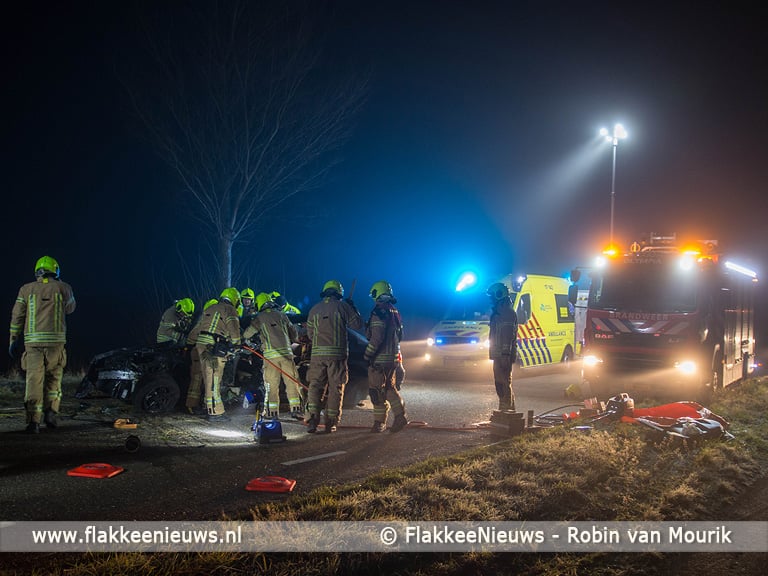 Hulpdiensten bevrijdden zwaargewond slachtoffer uit auto