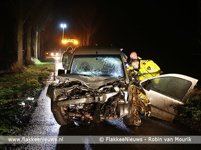 Persoon uit auto geslingerd bij ongeval Achthuizen