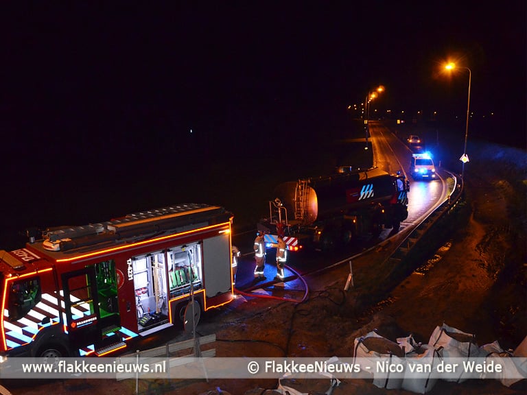 Graafmachine in brand langs N215 Dirksland