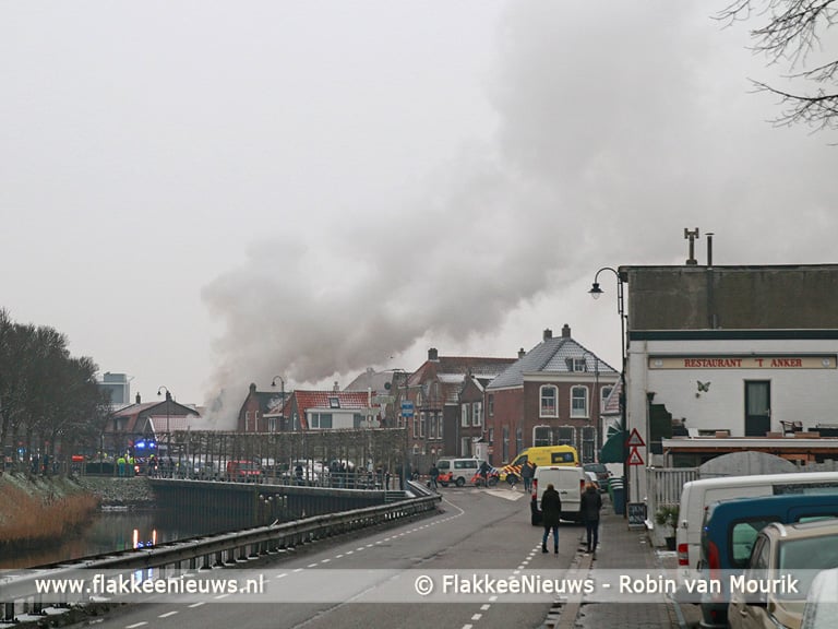 Vlammen slaan uit woning in Dirksland