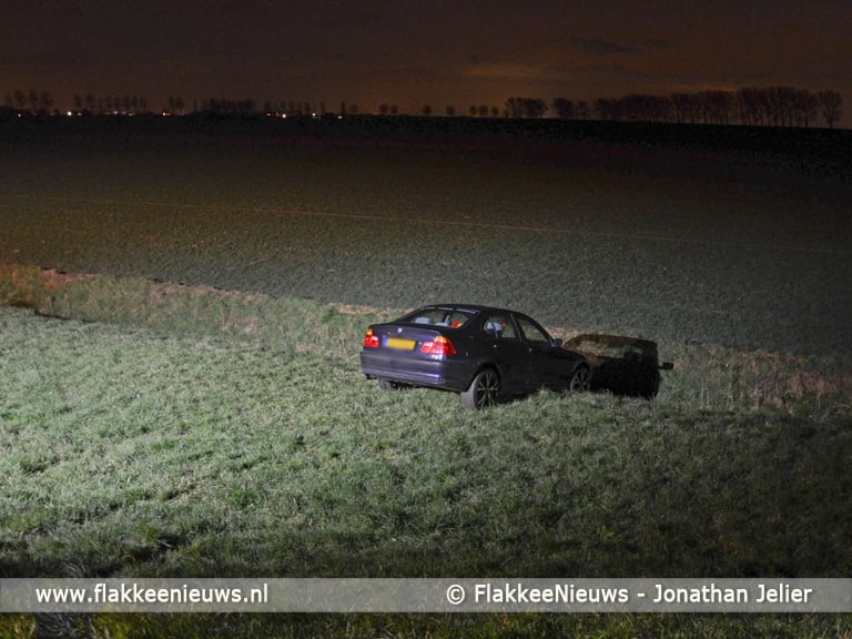 Auto van de dijk tussen Dirksland en Herkingen