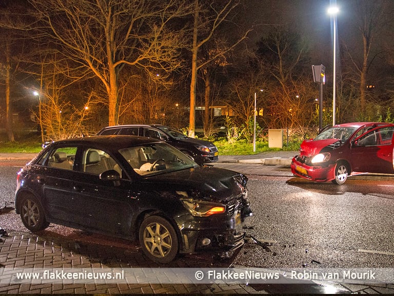 Twee auto's in botsing op de Koningin Julianaweg