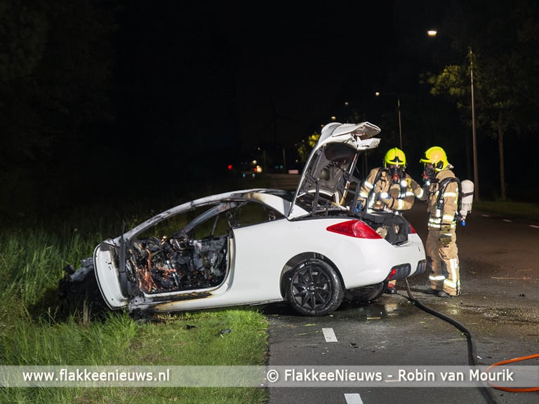 Auto vliegt in brand bij ongeval Middelharnis