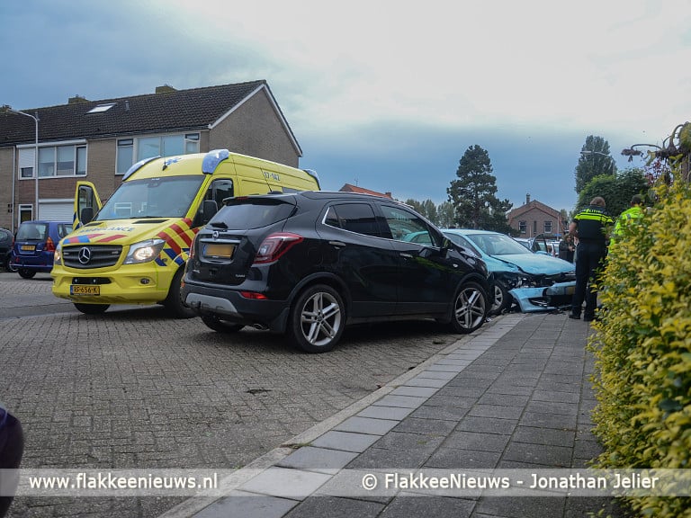 Auto raakt geparkeerde auto's, kind licht gewond