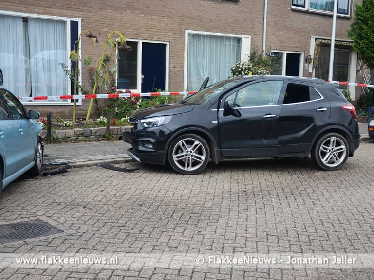 Auto raakt geparkeerde auto's, kind licht gewond