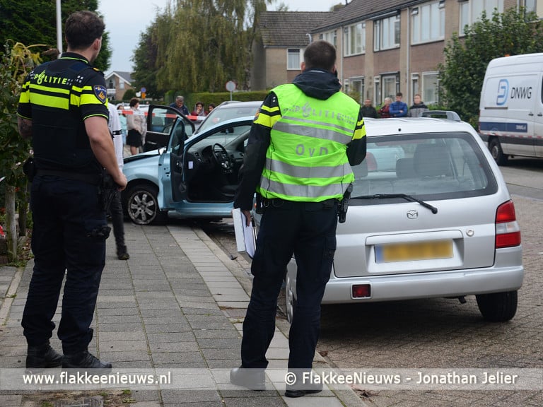 Auto raakt geparkeerde auto's, kind licht gewond