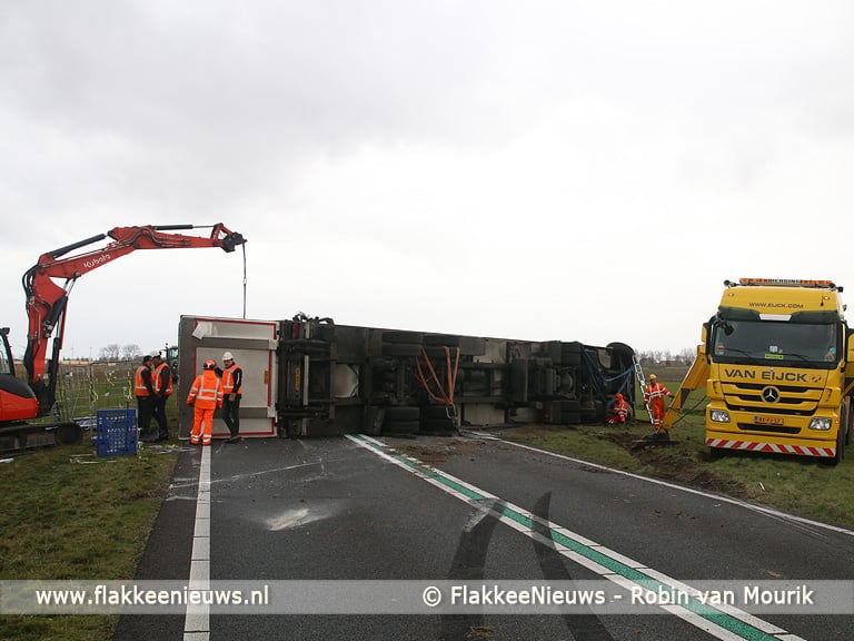 N59 afgesloten vanwege gekantelde vrachtwagen