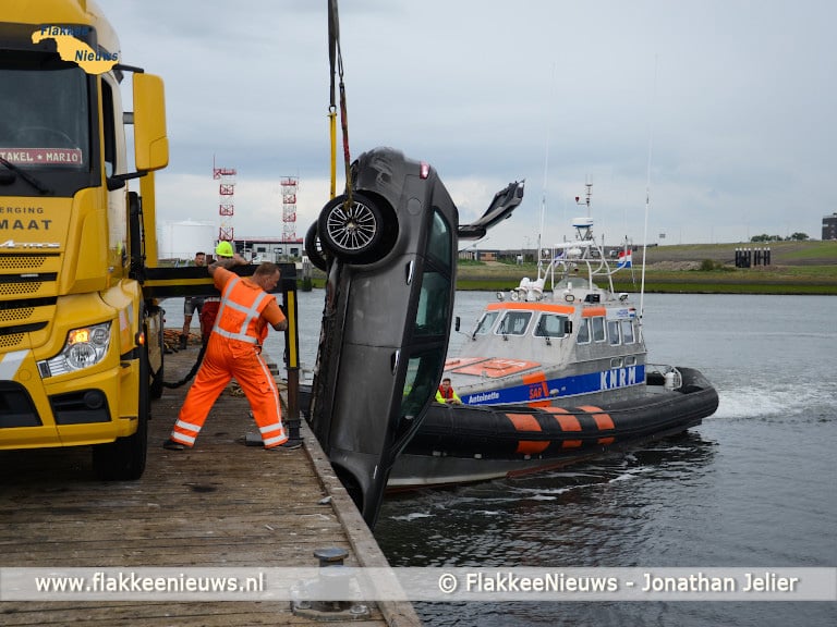Auto rijdt haven in van Stellendam