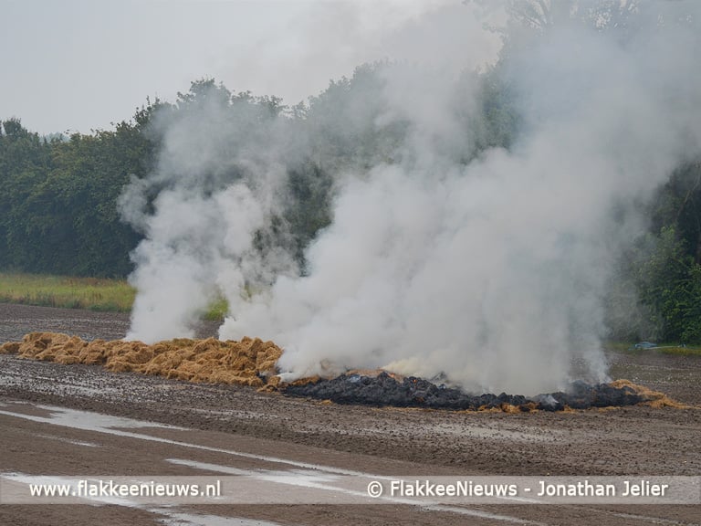 Rook en stank van hooi in brand