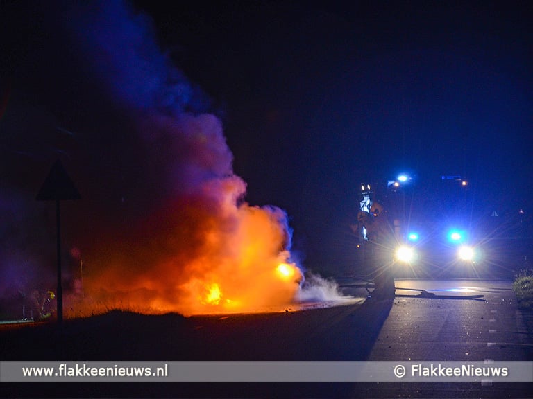 Brandweer blust brandend voertuig in polder Dirksland