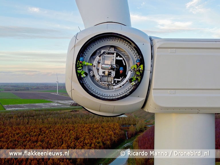Foto windmolenmonteurs Oude-Tonge gaat de wereld over