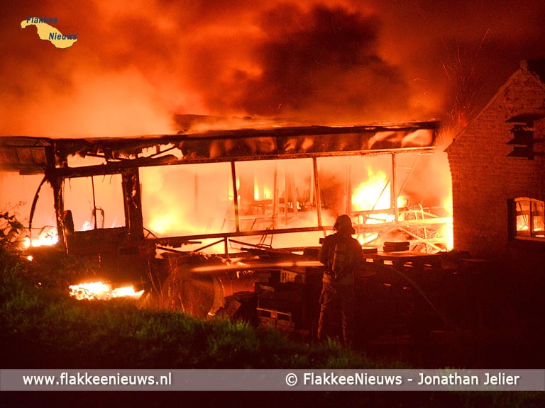 Grote uitslaande brand in Oude-Tonge