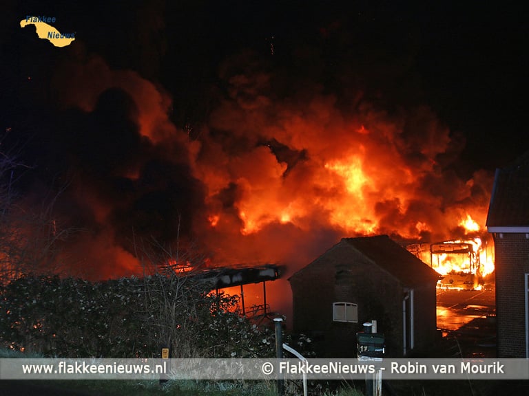 Grote uitslaande brand in Oude-Tonge