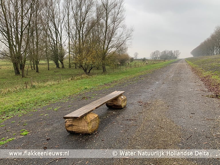 Illegaal geplaatste bankjes cadeau aan bewoners