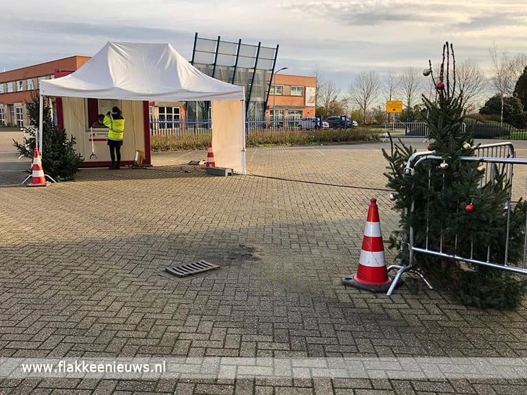 Dorpsbewoners Middelharnis zorgen voor kerstbomen op testlocatie GGD