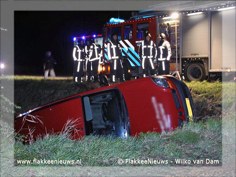 Bestelwagen van de weg bij Ooltgensplaat