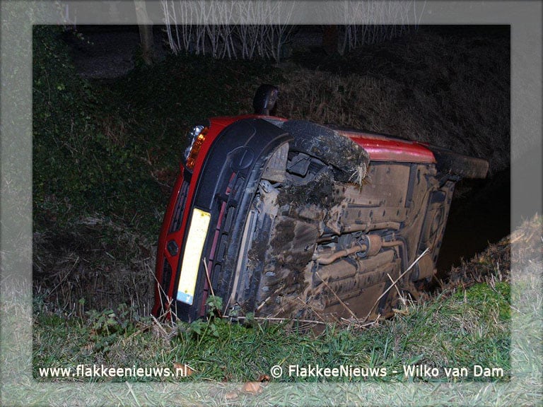 Bestelwagen van de weg bij Ooltgensplaat