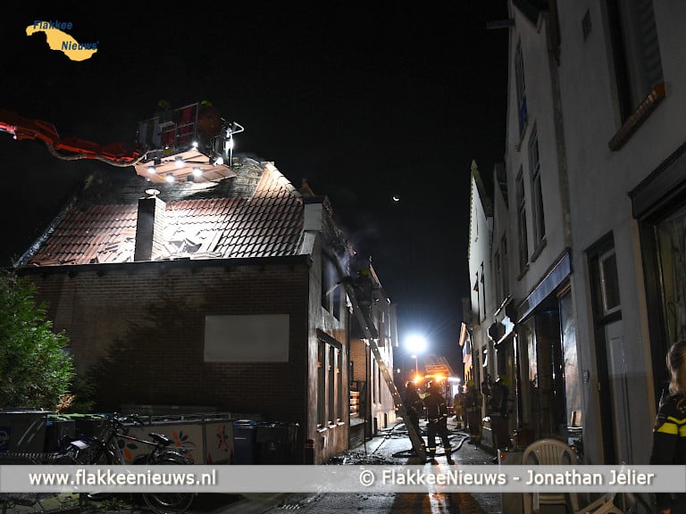 Uitslaande brand woonhuis Oude-Tonge