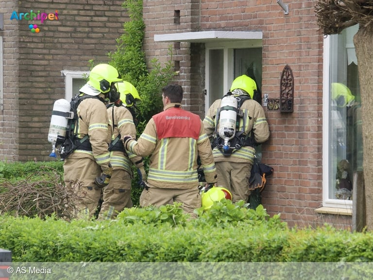 Brandweer treft gevallen bewoner aan na alarm van rookmelder