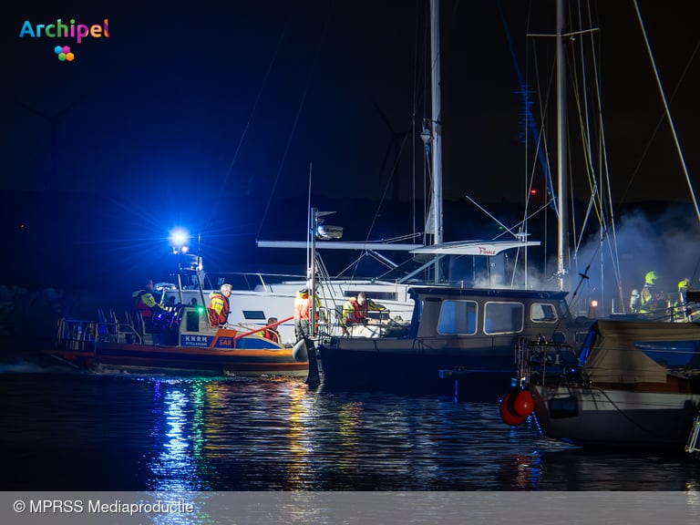 Brand verwoest zeiljacht in jachthaven Stellendam