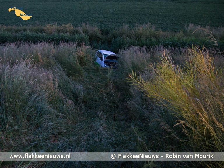 Auto in de sloot aan de Heerendijk in Oude-Tonge