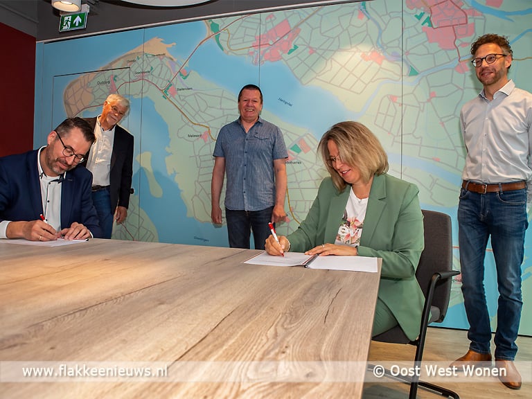 SchuldHulpMaatje en Oost West Wonen tekenen overeenkomst