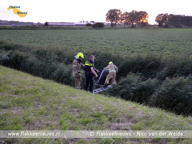 Auto van de dijk nabij Dirksland