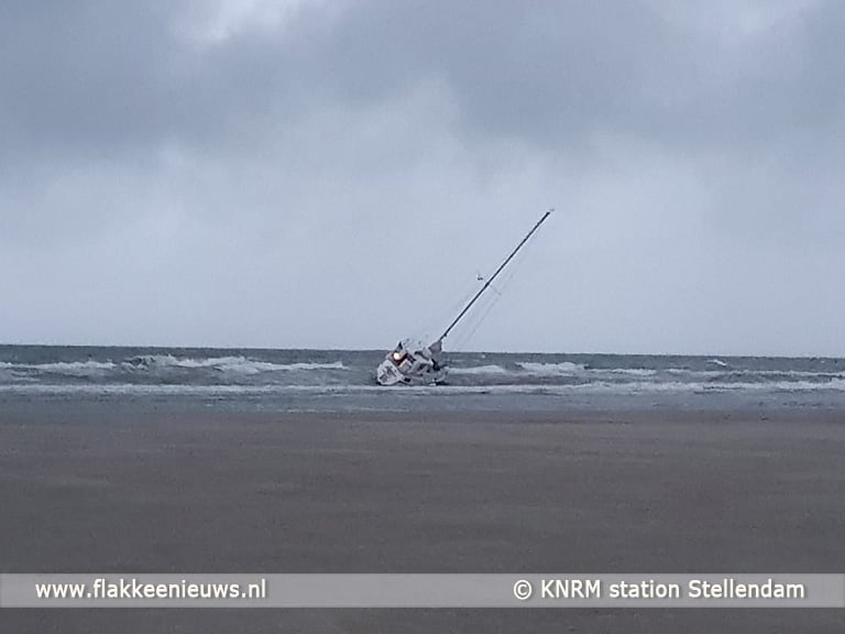 Zeiljacht in problemen voor de kust van Goeree