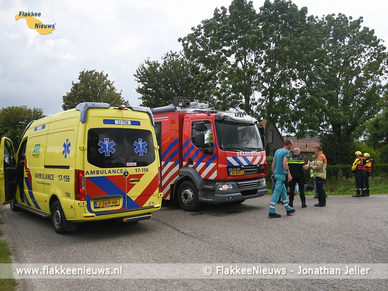 Auto met twee kinderen in de sloot