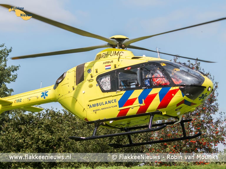 Man valt door dak van loods