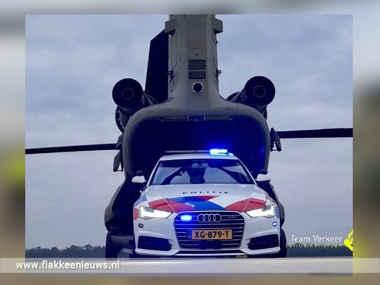 Verkeerspolitie rijdt dienstauto Chinook-helikopter binnen