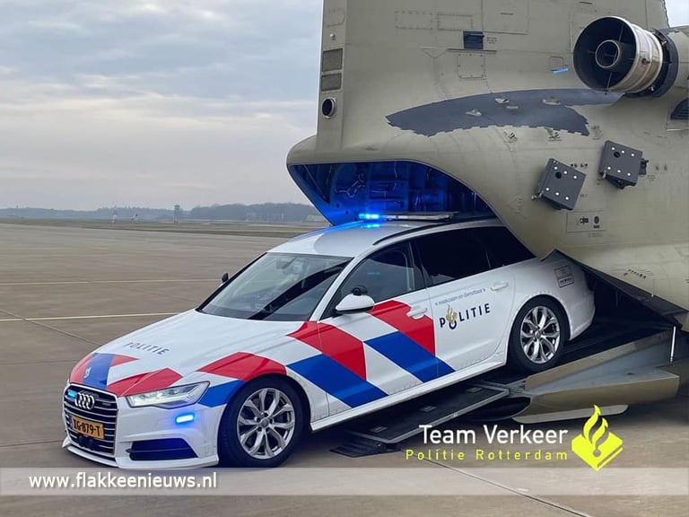Verkeerspolitie rijdt dienstauto Chinook-helikopter binnen