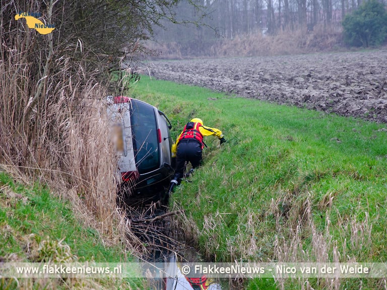 Auto van de dijk in polder Sommelsdijk