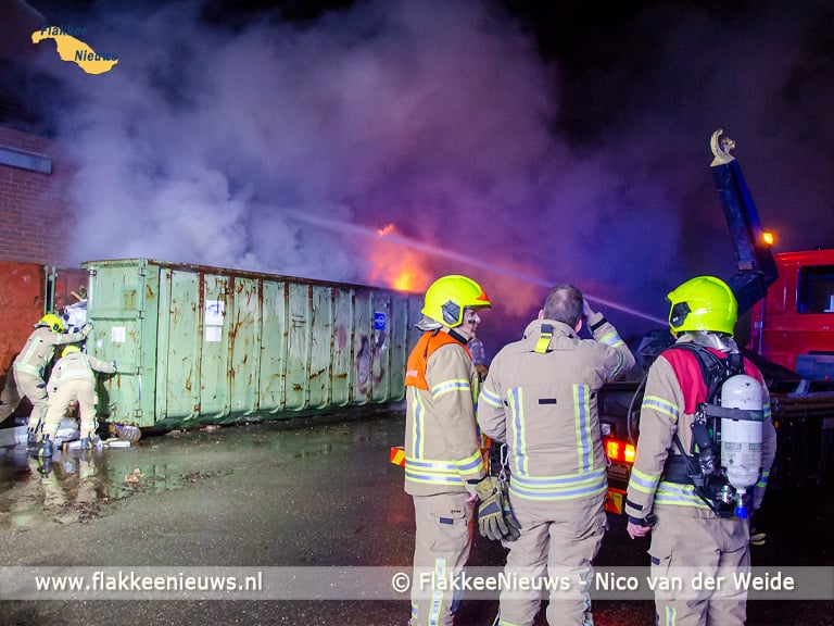 Brandweer voorkomt brandoverslag naar schuur in Oude-Tonge