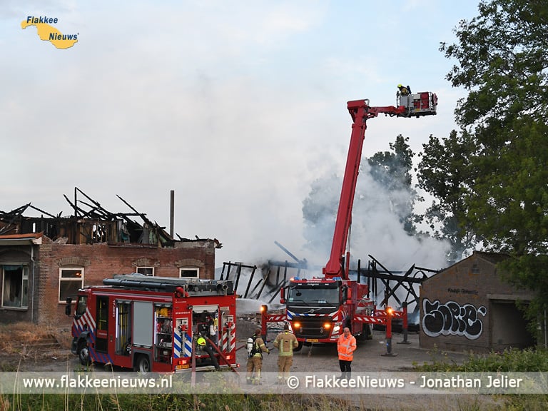 Brandweer rukt uit voor schuurbrand in Oude-Tonge