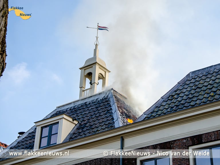 Uitslaande brand monumentaal pand Sommelsdijk