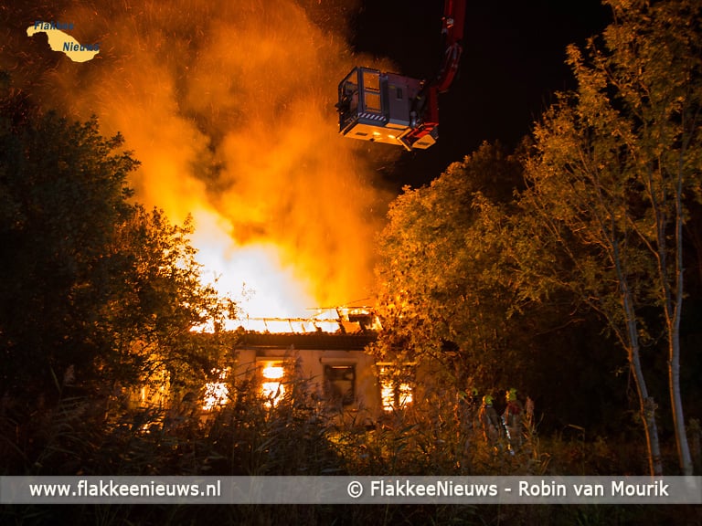 Leegstaande boerderij Den Bommel volledig afgebrand