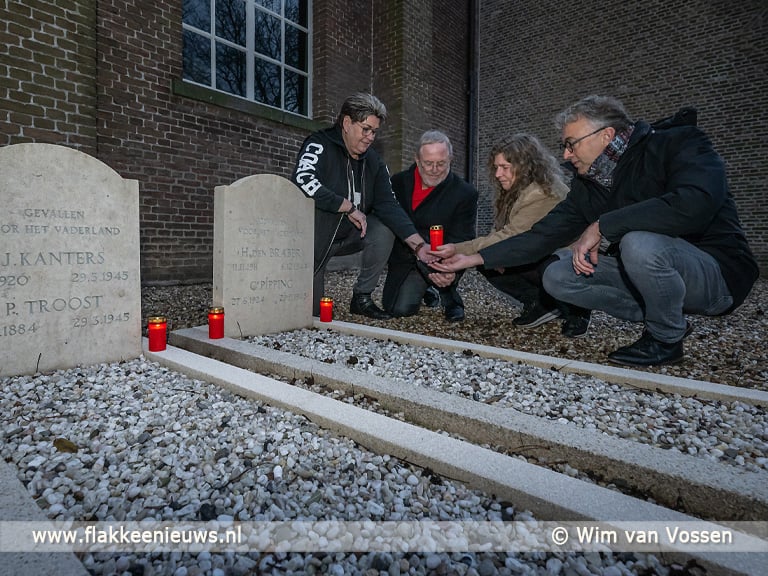 Wethouders Van Putten en Eijkenduijn ontsteken lichtjes bij oorlogsgraven