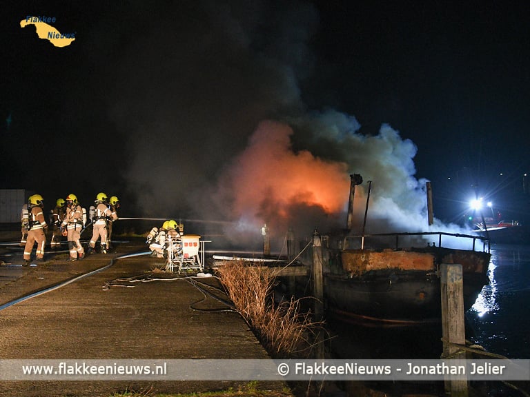 Boot in brand langs havenkanaal Middelharnis